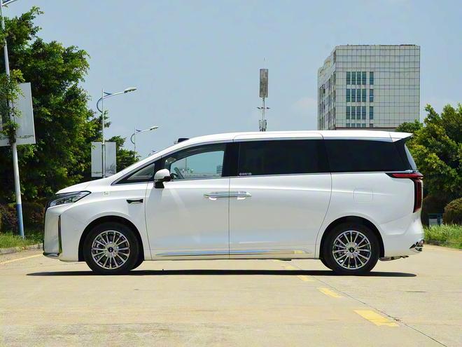 全新魏牌高山7上市外观大气激光雷达+英伟达芯片配电动四驱